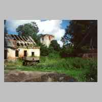 073-1006 Die Reste der Petersdorfer Schule. Dahinter die Ruine des Kirchturms 1991.jpg